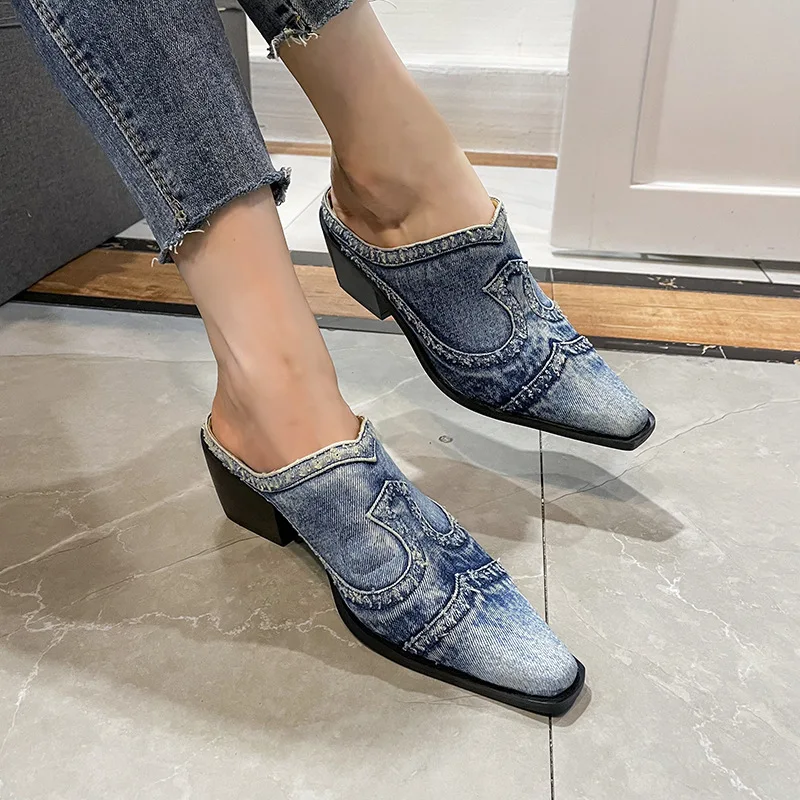 Sandálias de dedo apontado estilo britânico para mulheres, meio chinelos, deslizamento em mulas, sapatos jeans femininos, corrediça de salto robusto, luxo, ao ar livre