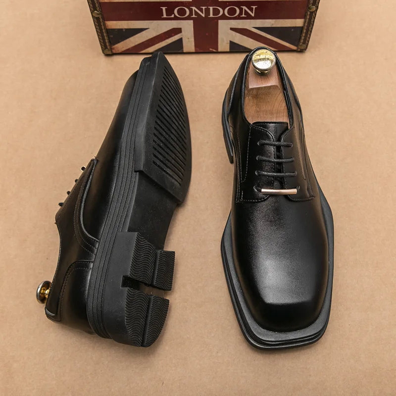 2025 جديد الرجال ساحة تو براءات أحذية جلدية بدون كعب الذكور منصة فستان أحذية خمر صندل بكعب مكتنز أحذية الحفلات الرجال الأحذية الرسمية