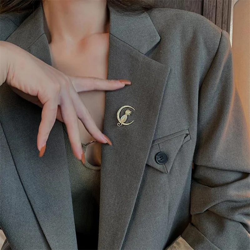 Elegant Rhinestone Fashion Cat Cute Brooch For Women Luxury Anti-glare Accessories Brooches Opal Clothing Wedding Party Pins