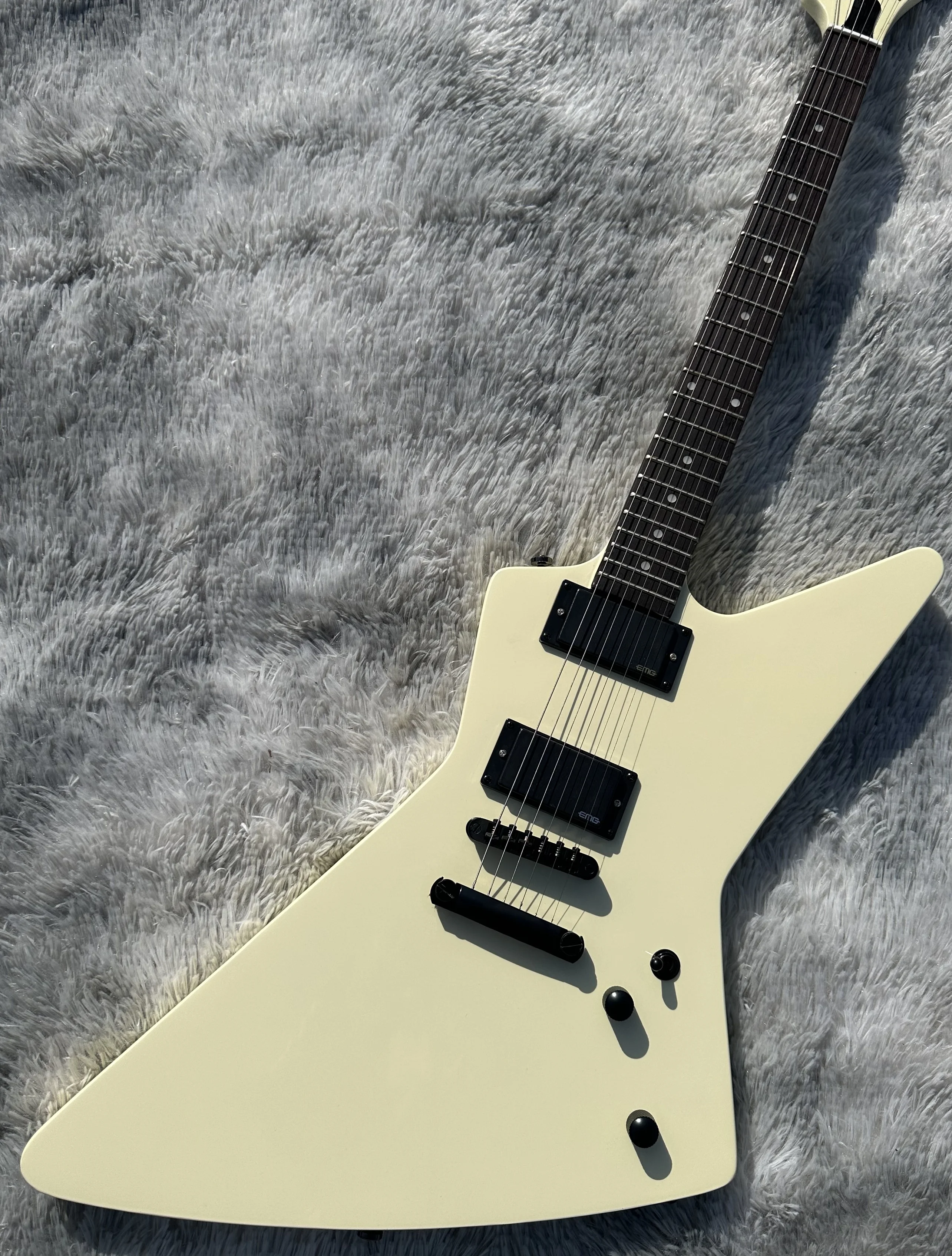 

Irregular electric guitar, made of imported wood, Creamy yellow pearl inlaid fingerboard, EMG active pickup, white light, in sto