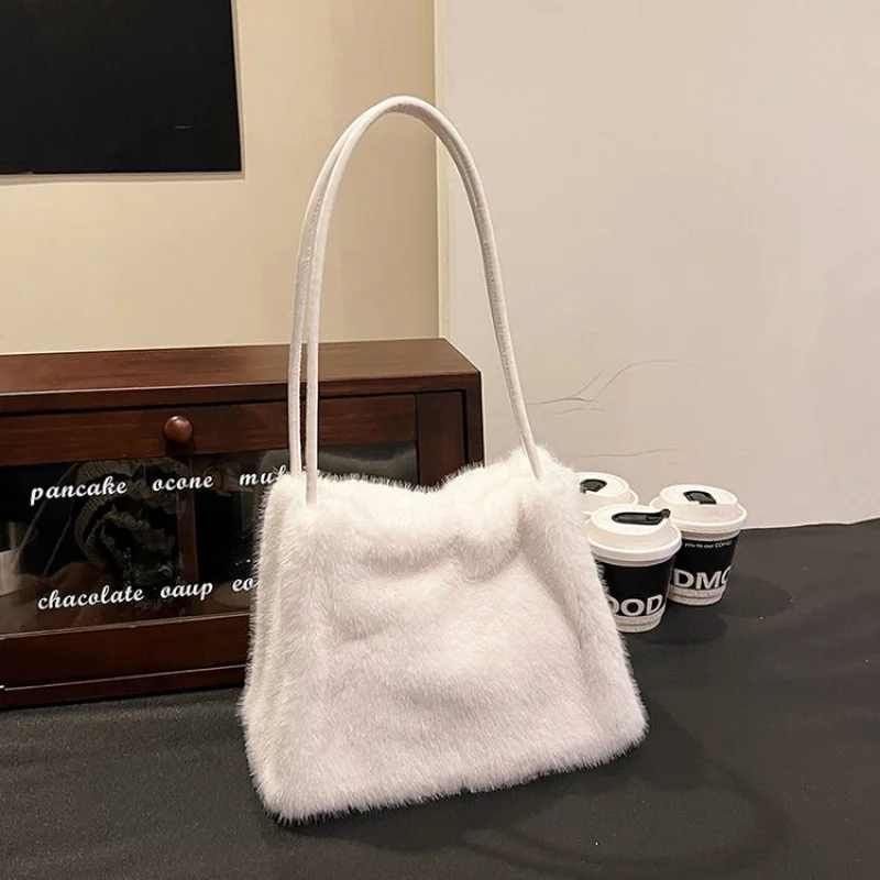 

Elegant Designer Style Ladies Shoulder Bag: Luxurious Leather Handbag With Crossbody Strap, Chic Women's Fashion