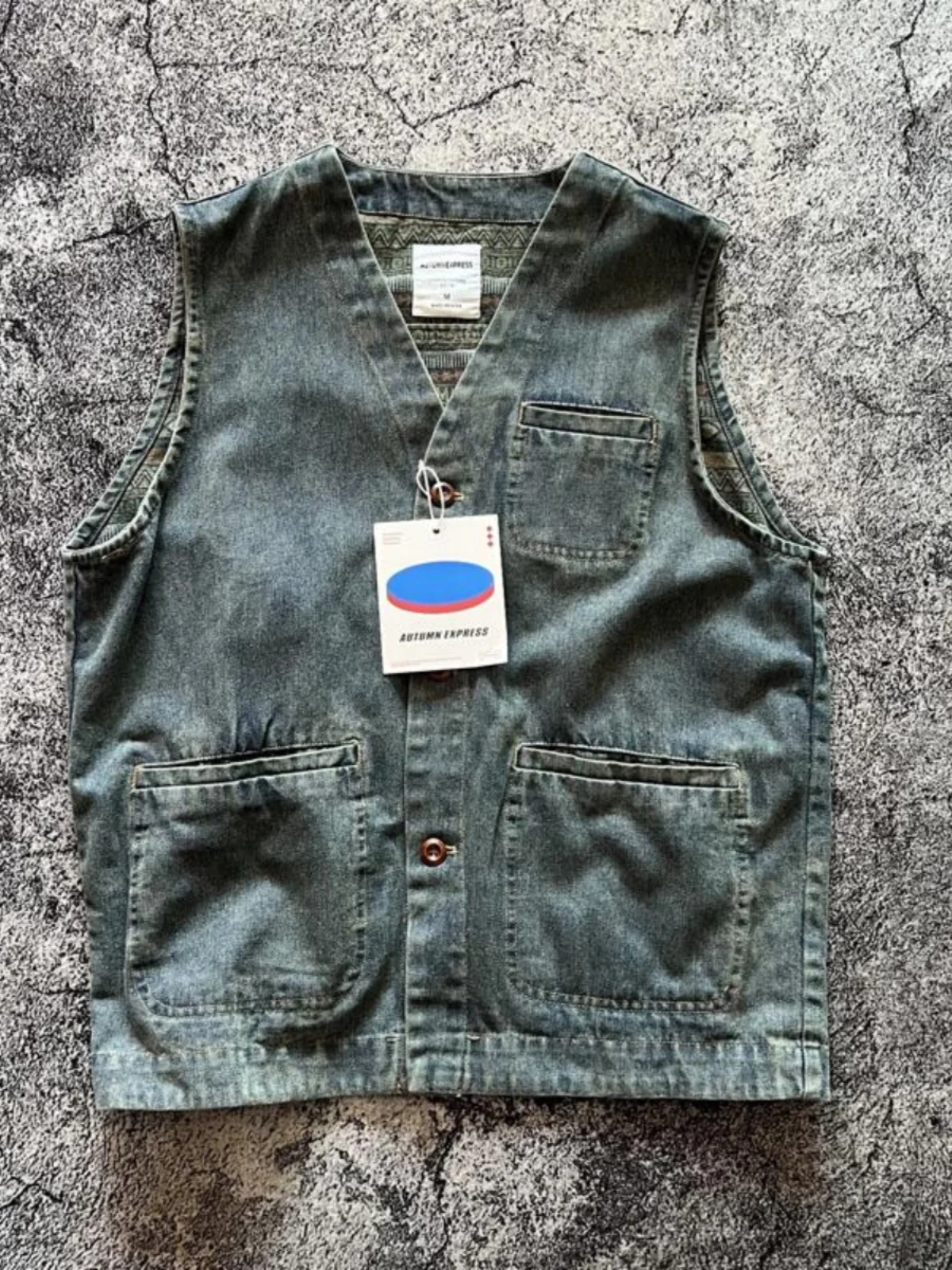 

Ретро-жилет Amekajie Water System из потертого денима с V-образным вырезом, многослойный, повседневный, в гонконгском стиле, из чистого хлопка, с наплечными подушками.