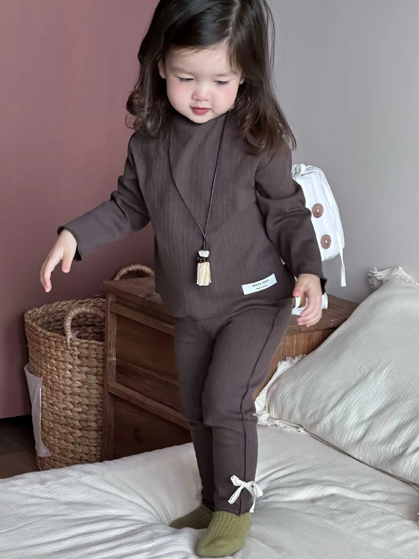 

2025 Осенний новый комплект одежды с длинными рукавами для маленьких девочек, однотонные топы для малышей + леггинсы с бантом, костюм из 2 предметов, пижамные наряды для малышей