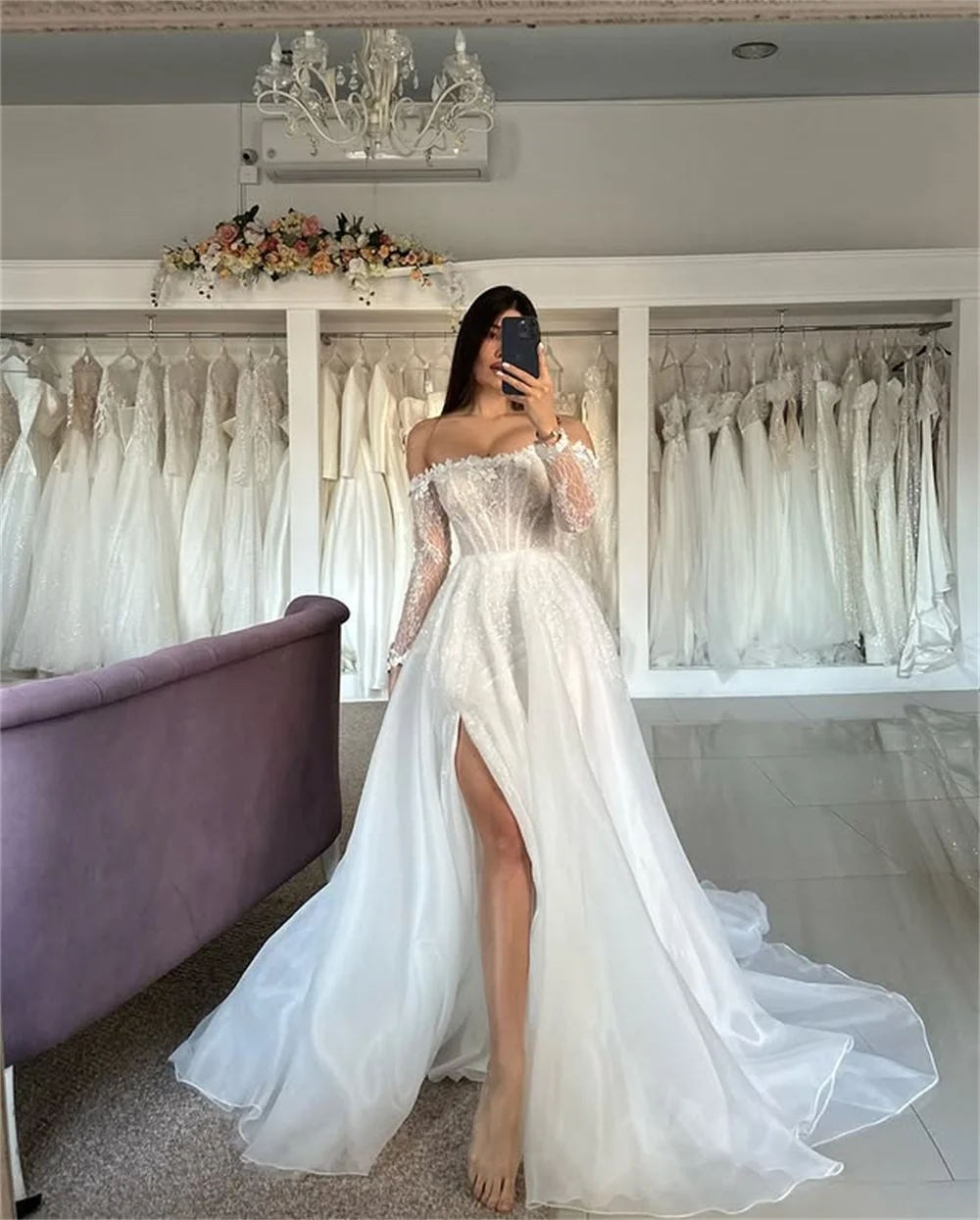 فساتين زفاف أنيقة مكشوفة الكتف وأكمام طويلة مزينة بالدانتيل على شكل قلب من الأورجانزا على شكل حرف A بفتحة جانبية مصنوعة حسب الطلب من Rode De Morri #3