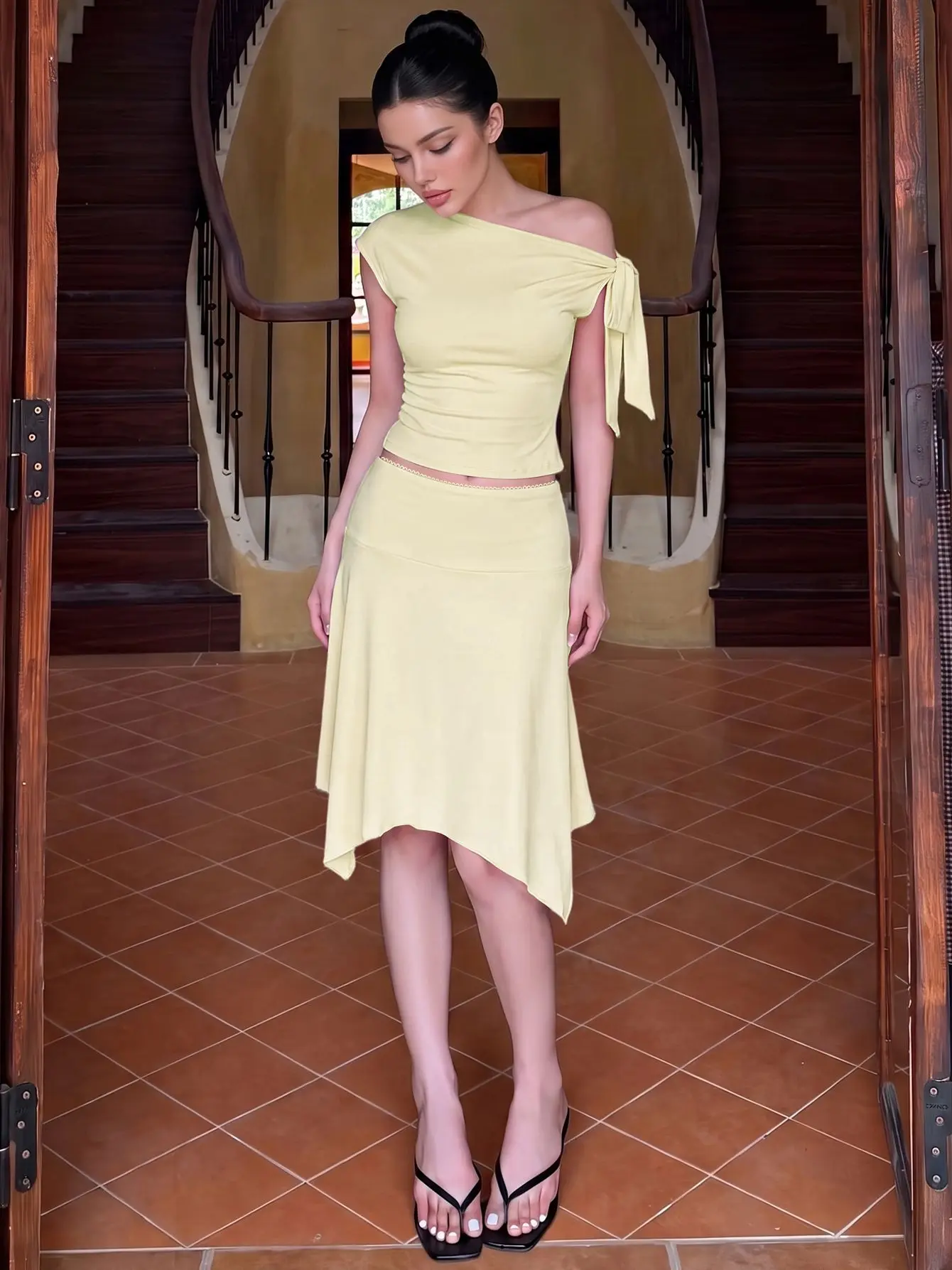 Hugcitar Fashion 2-teiliges Set mit schrägem Kragen, kurzen Ärmeln, Bandage, sexy Crop-T-Shirt, Rock, unregelmäßige Damen-Outfits, Party, Urlaub