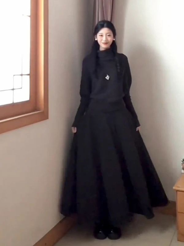 

Комплект из двух предметов: вязаный топ с рукавами «летучая мышь» и юбка миди с высокой талией. Элегантная модная женская одежда для осени и зимы.