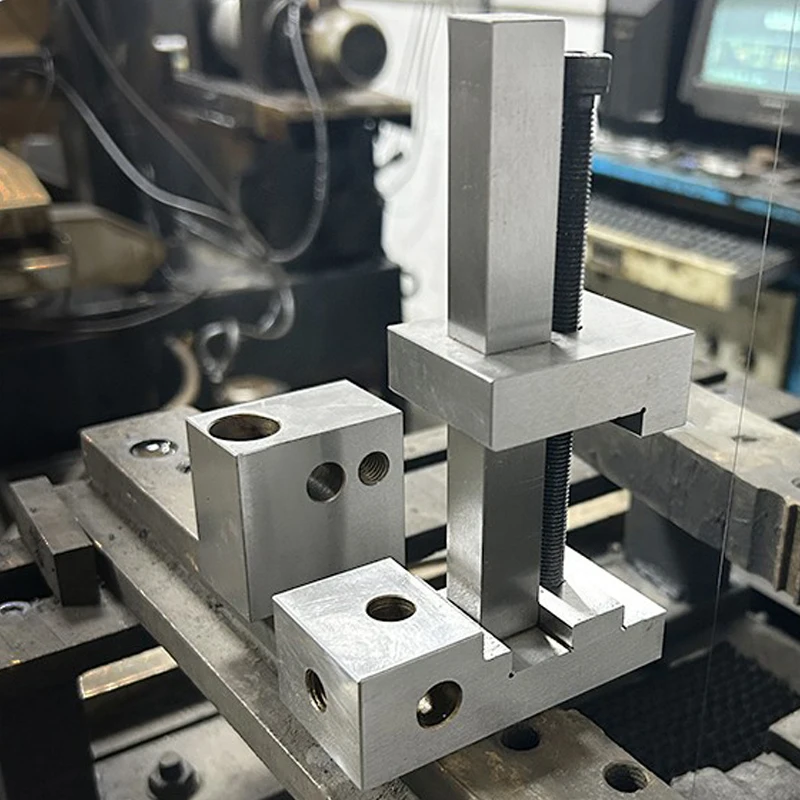 360 °   อุปกรณ์จับยึดชิ้นงานแบบหมุนได้สำหรับเครื่อง EDM แบบใช้ลวดตัด พร้อมแท่นยึดลวดอย่างรวดเร็ว และขายึดชิ้นงานแบบคงที่ อุปกรณ์เสริมสำหรับเครื่องจักรกล