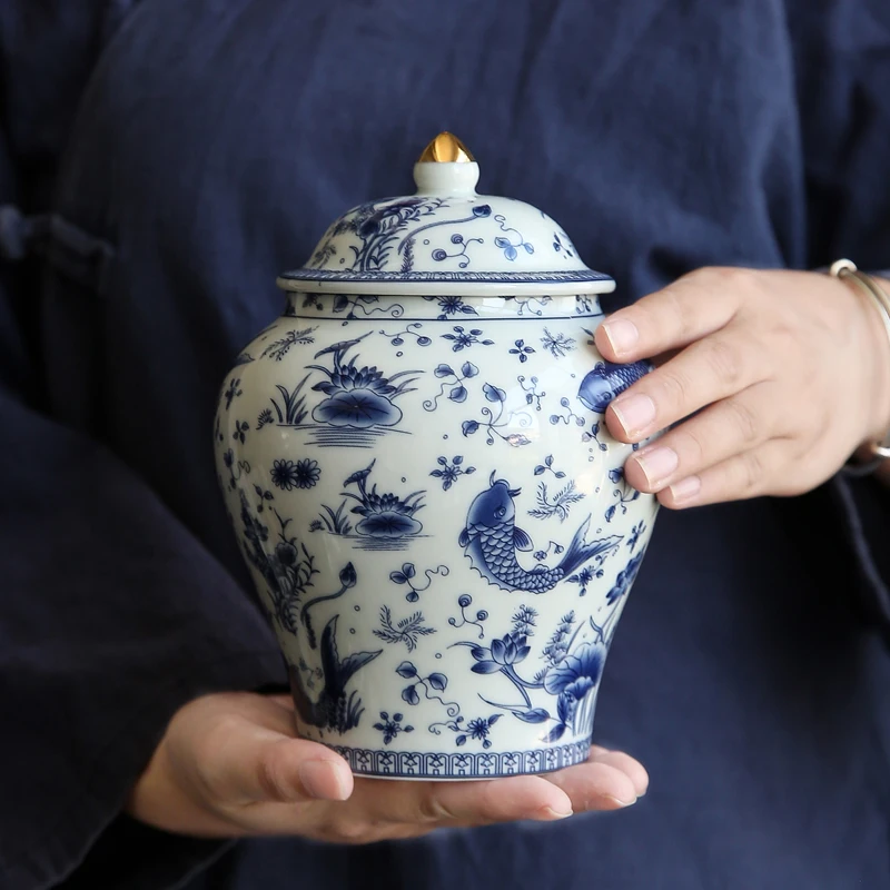 Antique Blue and White Porcelain Sealed Tea Caddy Desktop Decoration Bottle Box Fish Pattern Ceramic Storage Jar Candy Nut