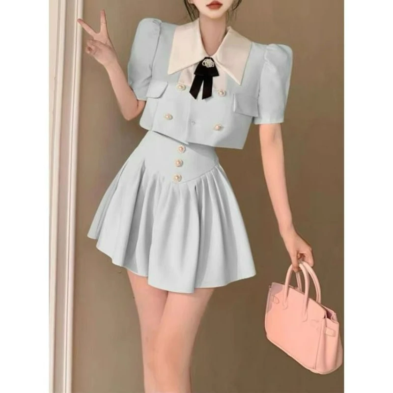 Ein neues Sommerset für Damen mit einem hochwertigen, modischen und stilvollen Oberteil und Rock mit Puppenhals