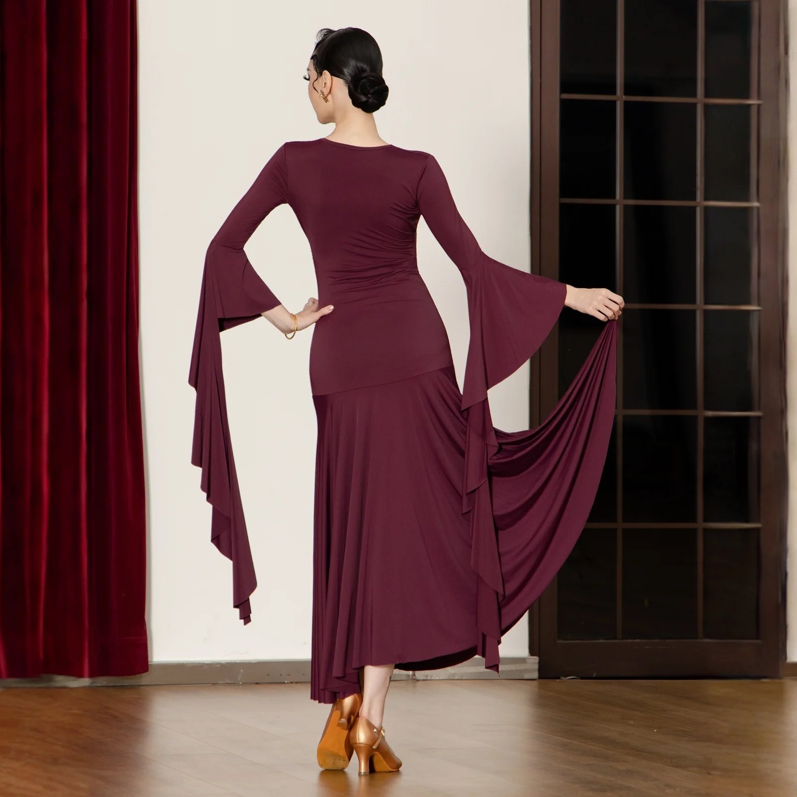 Strój do tańca towarzyskiego, standardowy, nowoczesny, damski, z dekoltem w serek, długi rękaw, duża spódnica, strój do występów, model DN22424, rok 2025.