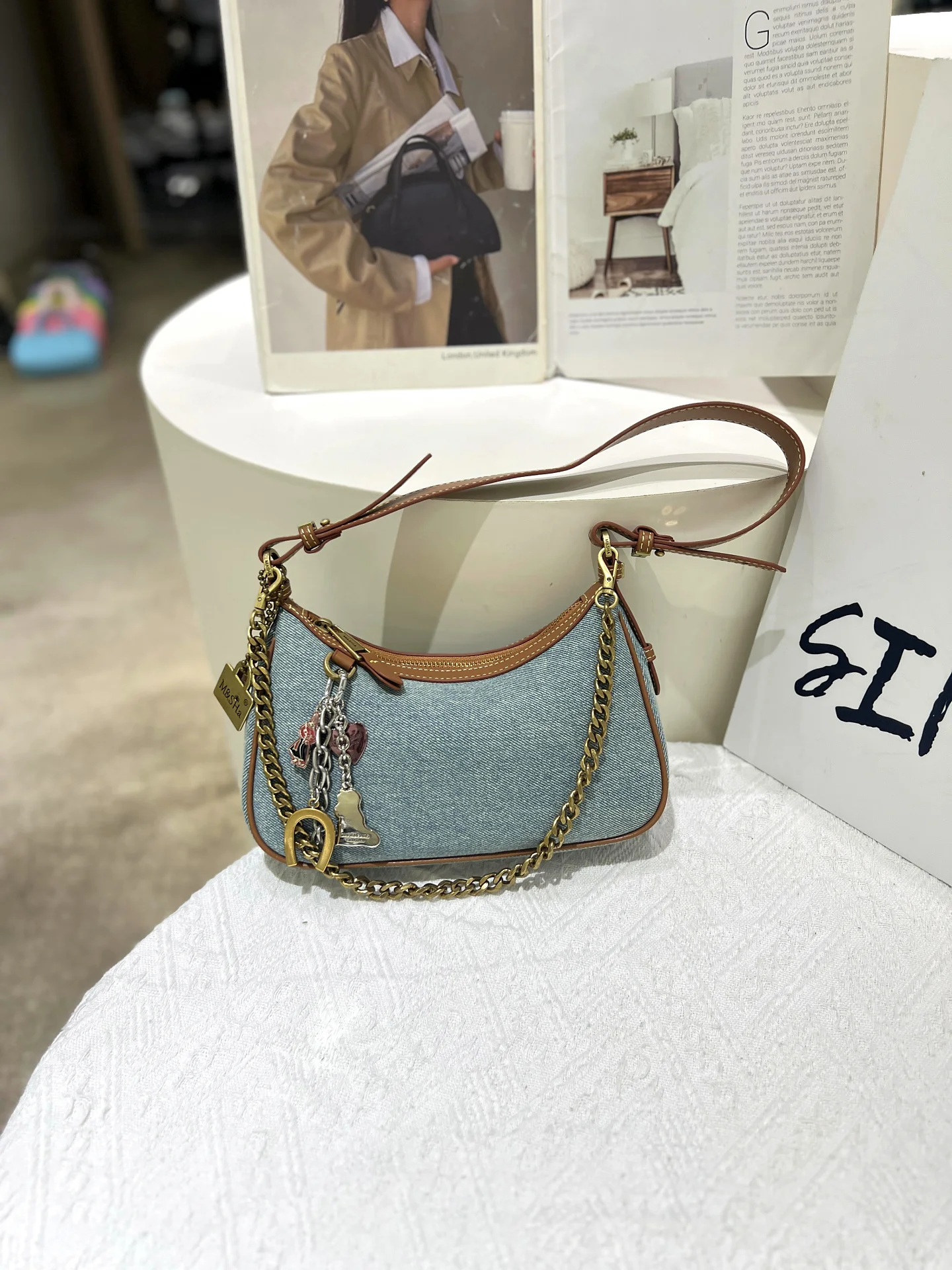 m-sha-sac-croissant-en-jean-raye-tendance-Ete-2026-pour-femme-design-color-block-haut-de-gamme-sac-a-chaine-decontracte-a-porter-sous-le-bras