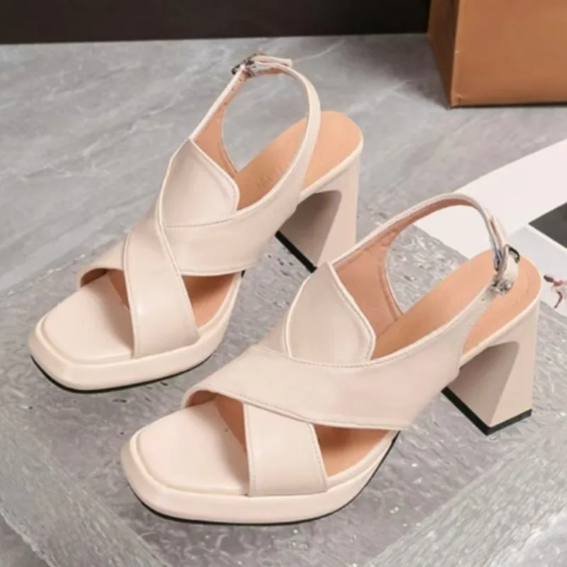 Verão feminino novo oco designer sandálias ao ar livre andando confortável cabeça quadrada couro senhoras resistente ao desgaste salto alto35-40