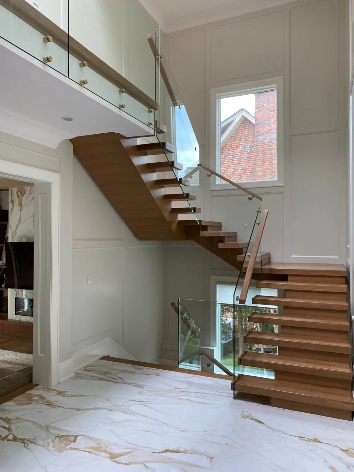 カスタマイズ可能な耐久性と現代性を兼ね備えた木製階段で、快適な家の移動を実現します。