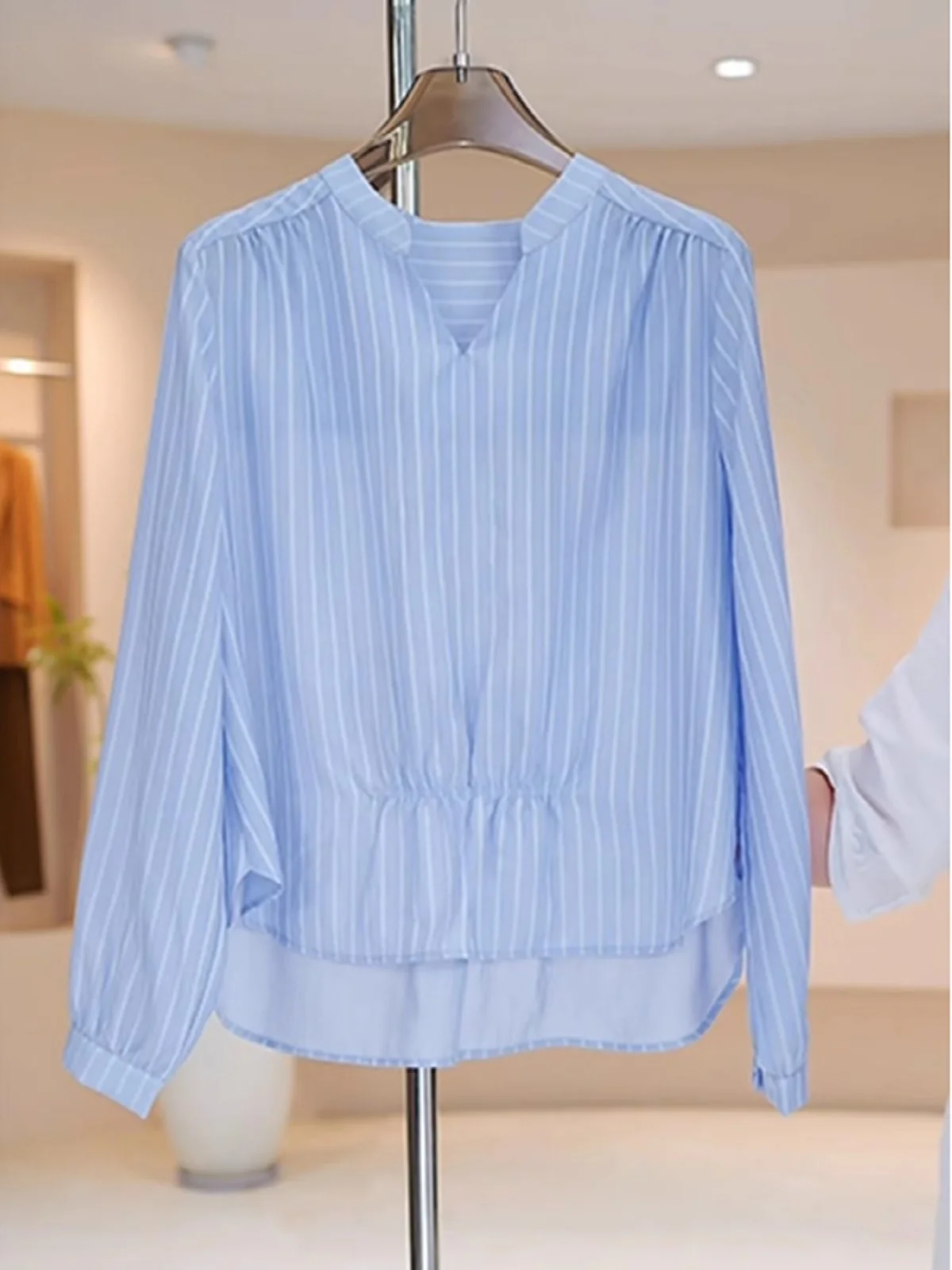 

Новинка! Элегантный топ с V-образным вырезом, вертикальными полосками и длинными рукавами в корейском стиле для офиса, большие размеры, весна.