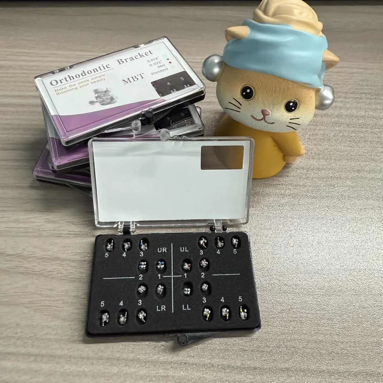 20-ボックス歯科矯正ブレースブラケット-mbt-345-フック-0022-金属ブラケットとプラスチックボックス