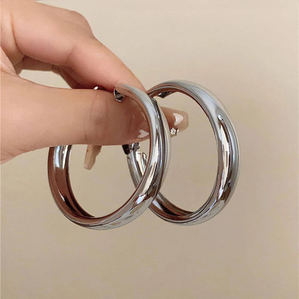 BLIJERY Trendige breite Creolen für Damen – Glatte, große runde Ohrringe für den Urlaub, extravaganter Punk-Schmuck – Detail 4