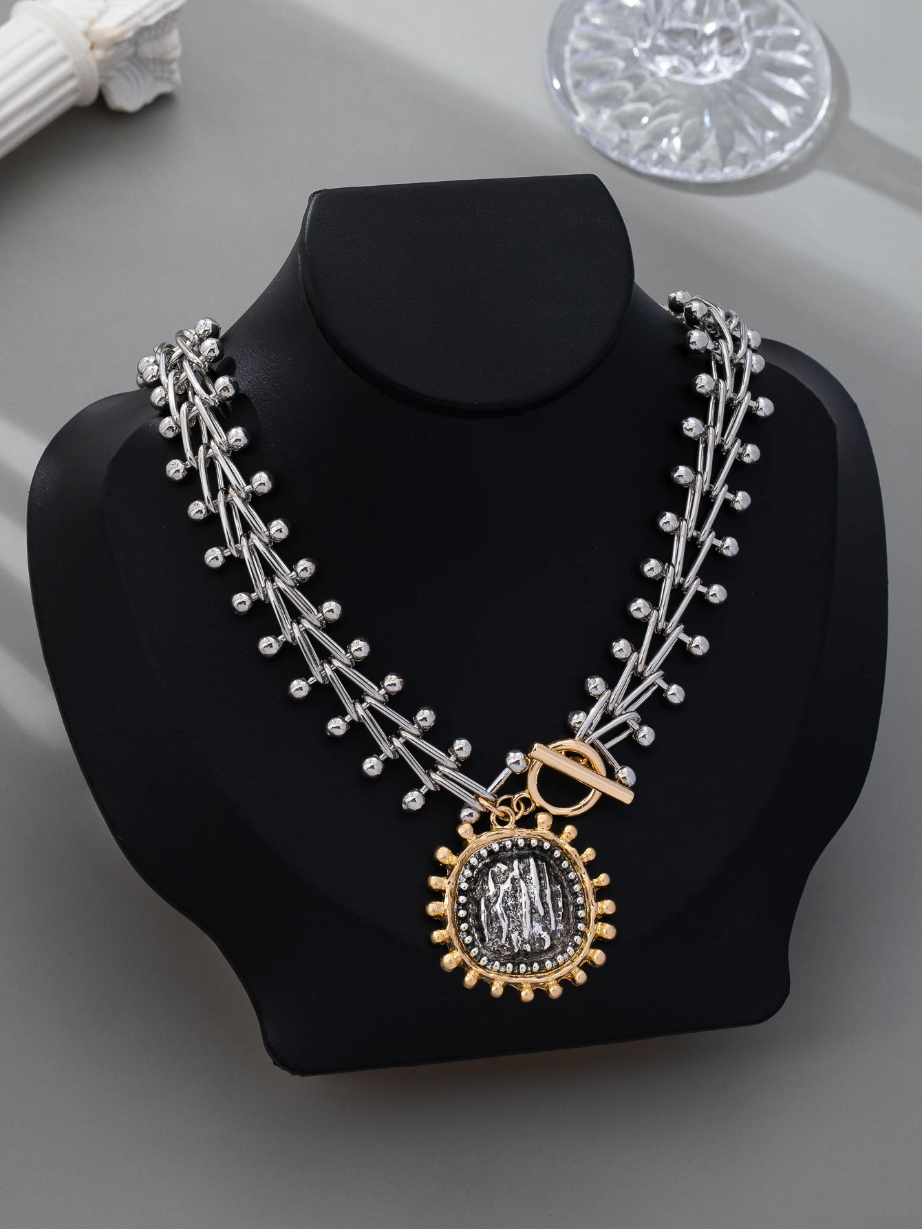 A Punk Retro-Style Metal Pendant Necklace for Women, Featuring a Silver Multi-Layered Metal Bead Chain with a Front Clasp Design, a Niche Design Accessory Suitable for Street Wear and Parties