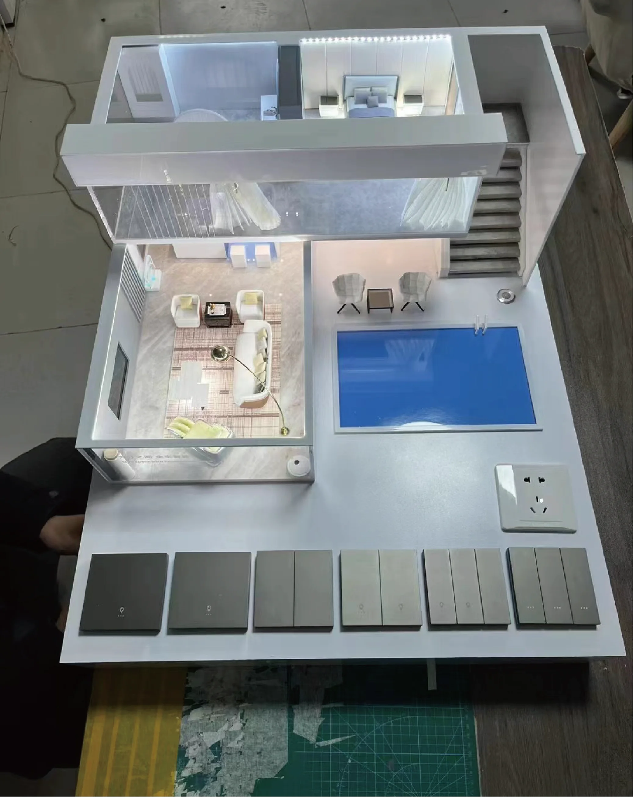 

Golden Security Smart Home Demo Box Portable Showcase Display For Hotels With Linux OS IPS Display WIFI Connectivity