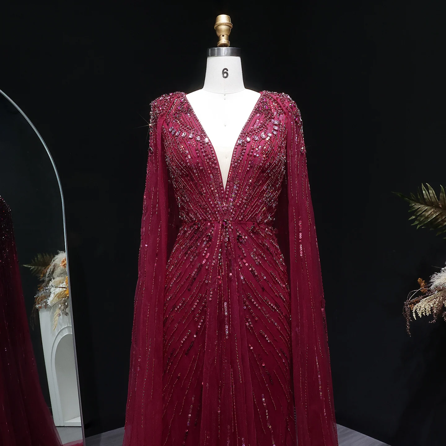 Sharon Said Dubai Burgunderrotes Abendkleid mit V-Ausschnitt und Cape-Ärmeln, Perlenbesetztes A-Linien-Kleid, Damen-Abendkleid SS399 Maßanfertigung – Detail 5