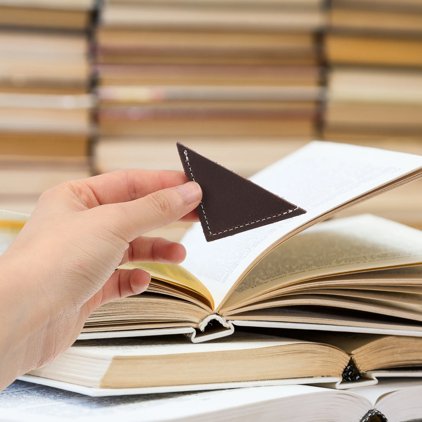 

Vintage Kraft Triangle Bookmarks Cowhide Corner Bookmark for Students Kids Book Lovers Decorative Page Holder for Reading