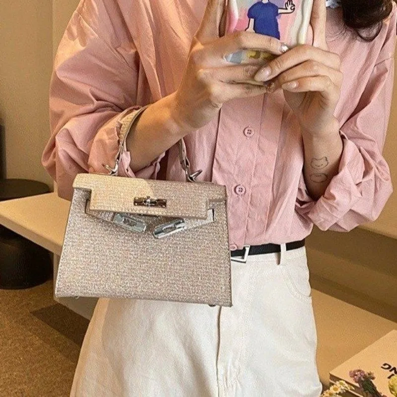 กระเป๋าผู้หญิงอเนกประสงค์พร้อมดีไซน์ลายพิมพ์ สะพายข้างหรือสะพายใต้วงแขน มีสไตล์และใช้งานได้จริงสำหรับผู้หญิง