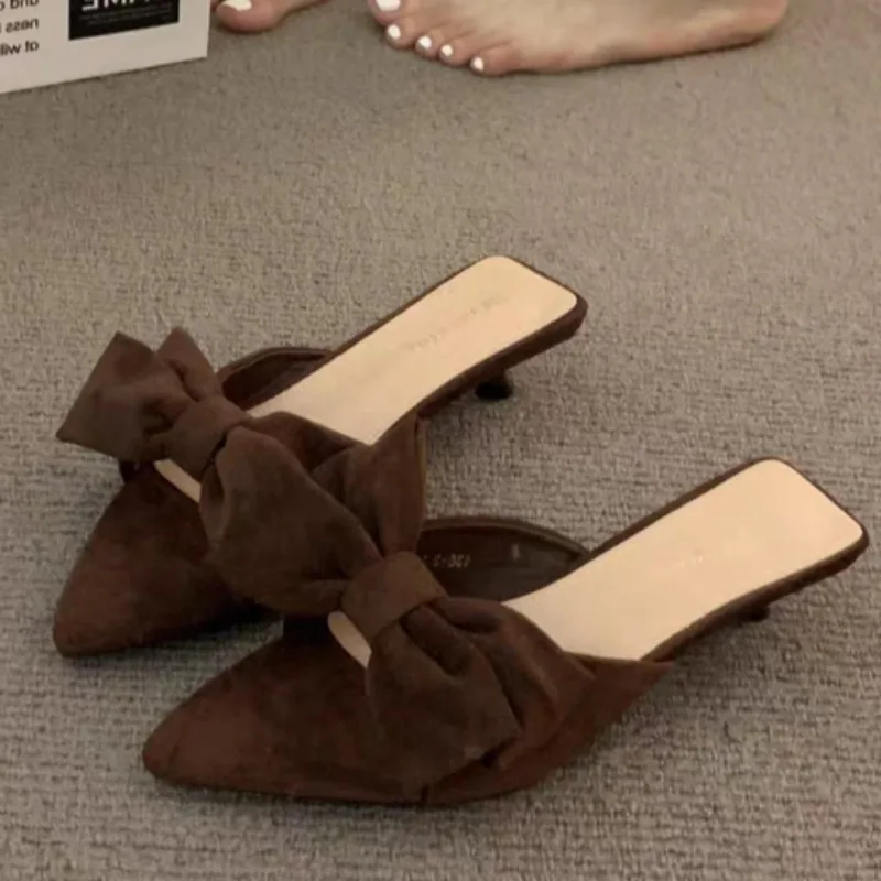 Sandales et pantoufles pointues en daim pour femmes, nouvelles sandales à talons bas et bout ouvert avec nœud de tempérament, chaussures Muller en été.