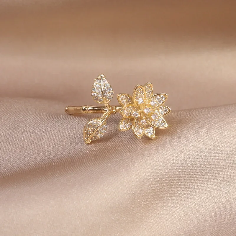 女性のための絶妙な葉の花のジルコニアリング、本物の金メッキリング、毎日のオープニング調整可能なジュエリー、ファッションデザイン、新しい