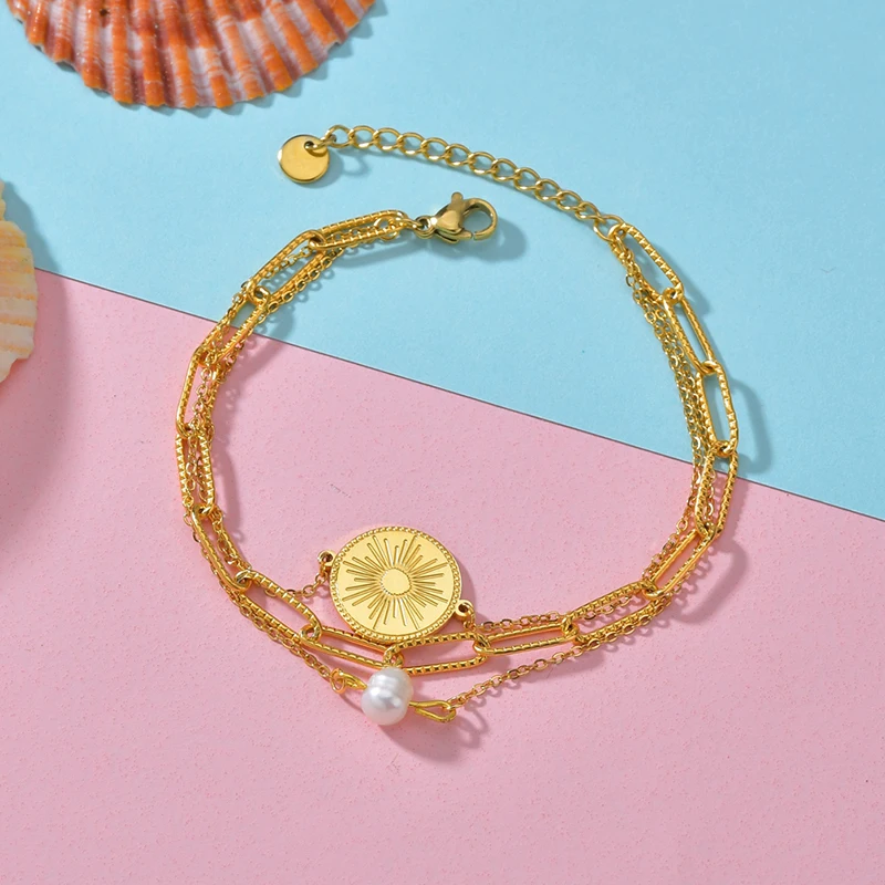 Kissmoon Bohemia Dreischichtiges Sunburst Runde Plakette Imitationsperle Edelstahl Goldfarbenes Armband für Frauen Schmuck Geschenke