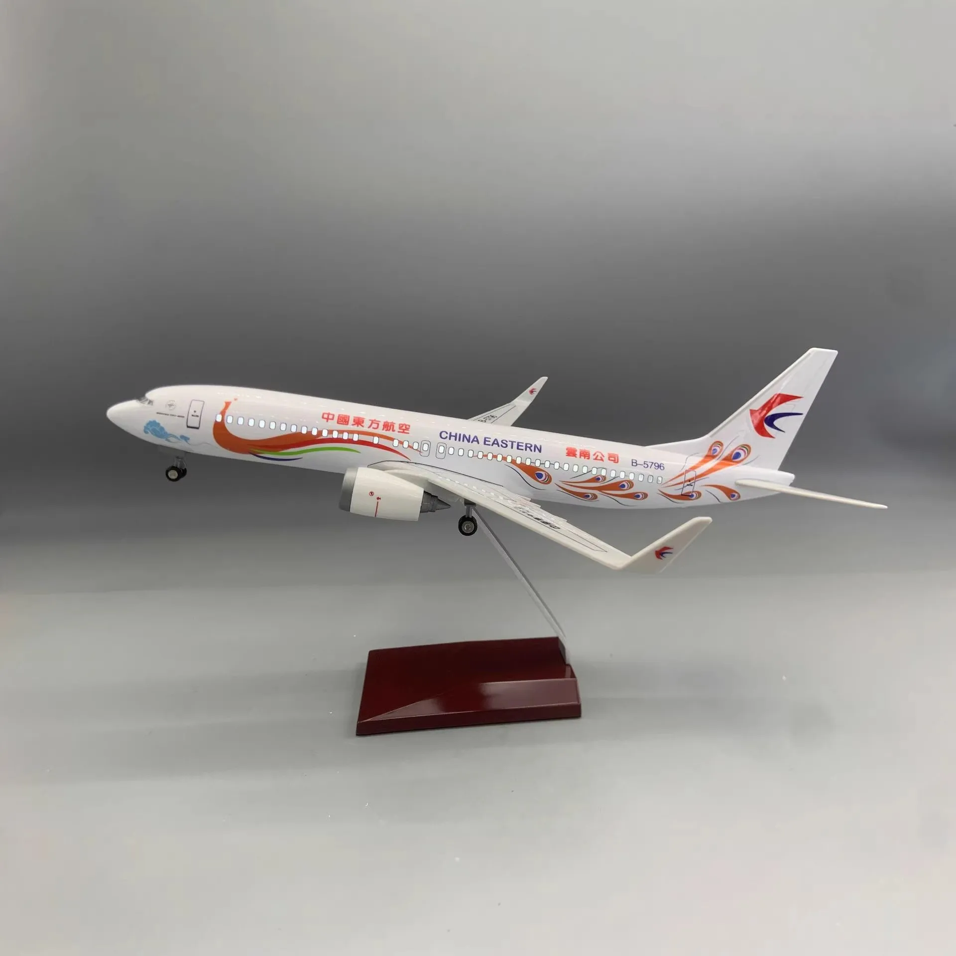 

China Eastern Shandong Airlines Airplane Model 37cm Boeing 737 747 With Light And Wheels Static Desktop Ornament For Collectors