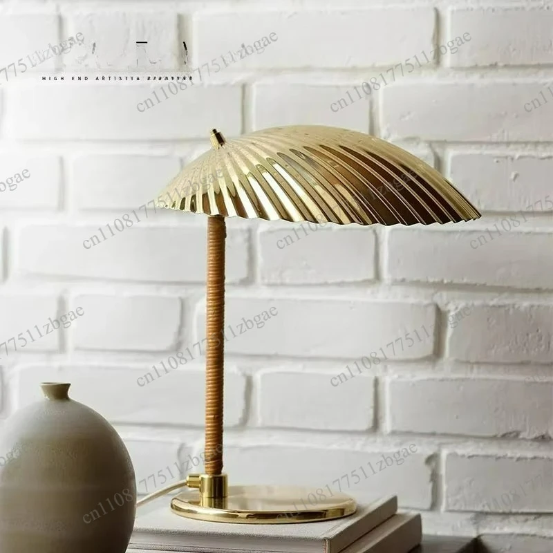 Retro Brass Shell Table Lamp, French Danish Style Nightlight for Bedroom Bedside Living Room
