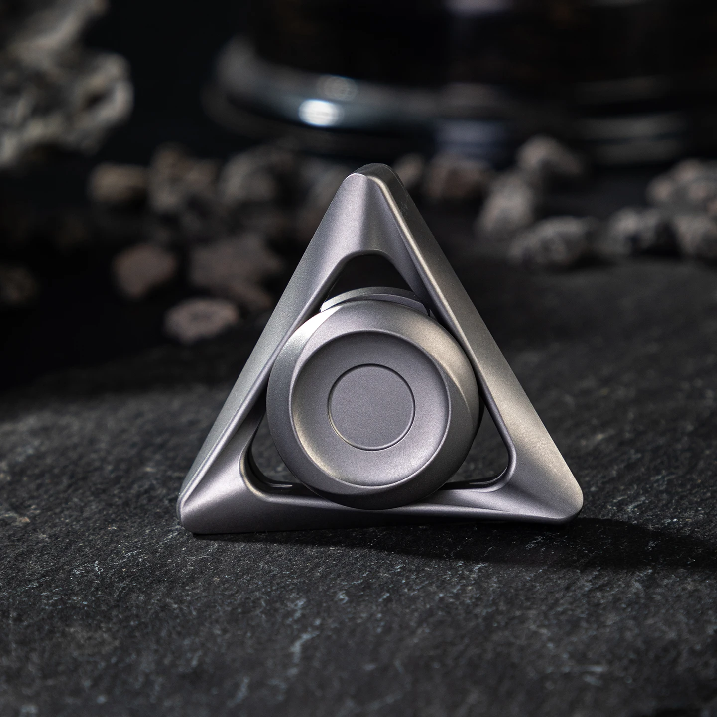 F6M EDC 回転式メタル三枚刃フィジェットスピナー - 機械設計とスムーズな回転動作を備えたストレス解消玩具