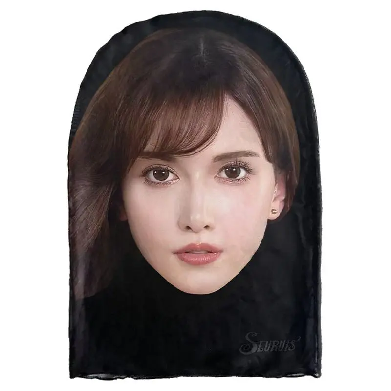 3D simulation of a Japanese female star's face, a parody headgear cosplay, and a comical gauze mask go out for a live stream