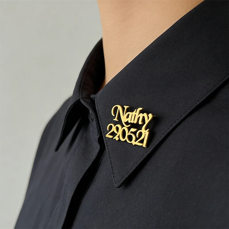 

Металлические броши из нержавеющей стали, индивидуальная табличка с именем, булавки в форме сердца, буквенное имя, текст, значок на лацкане, булавка, персонализированные костюмы, аксессуары для сумок