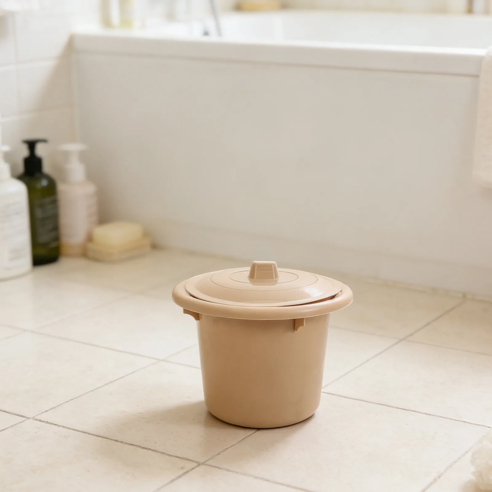 Thickened Plastic Urinal Spittoon Adult Night Potty with Lid Portable Bedside Commode Bucket for Elderly Home Use Odor Reducing