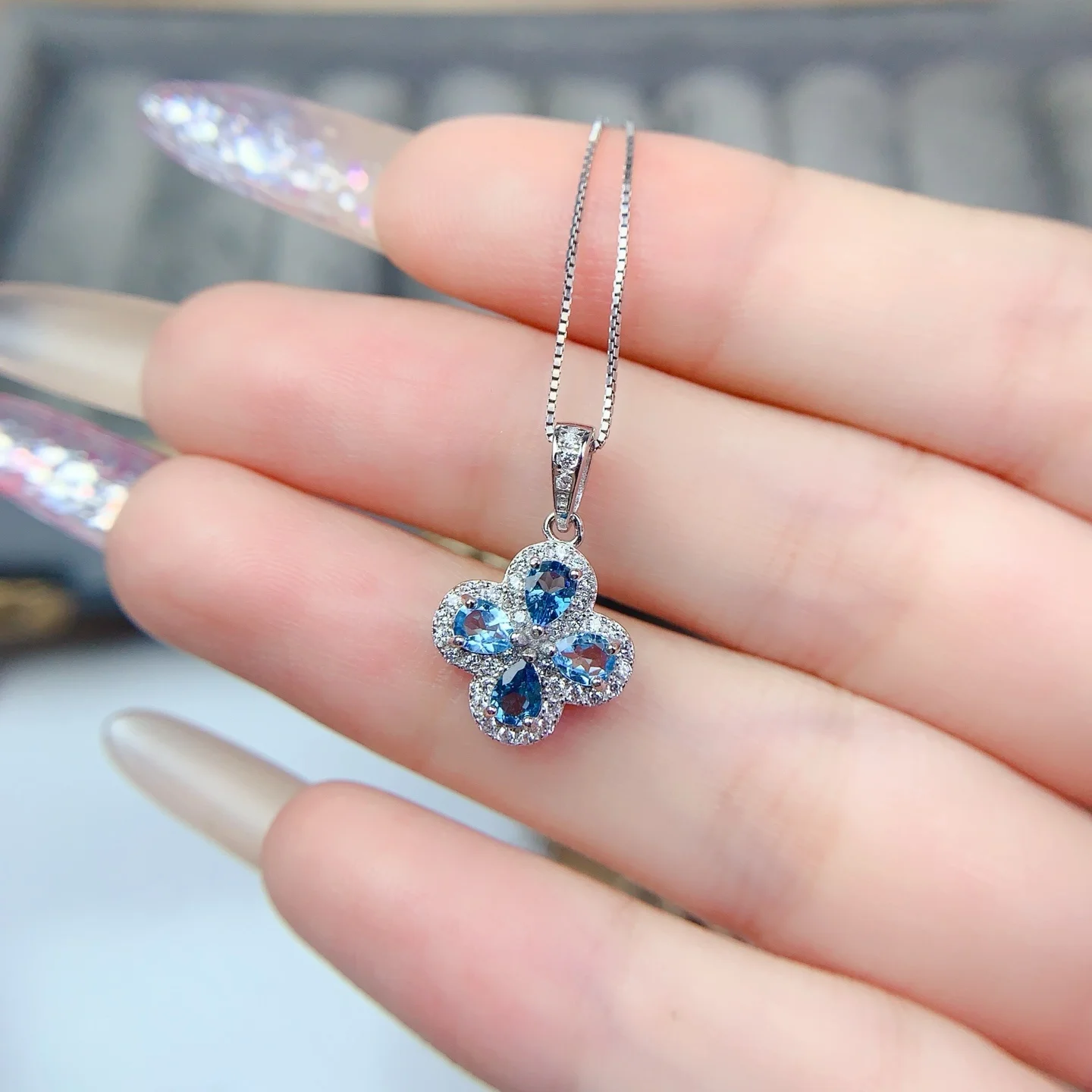 

New 925 silver four-leaf clover pendant 3x4mm topaz, versatile, fashionable, light luxury, women's vintage exquisite