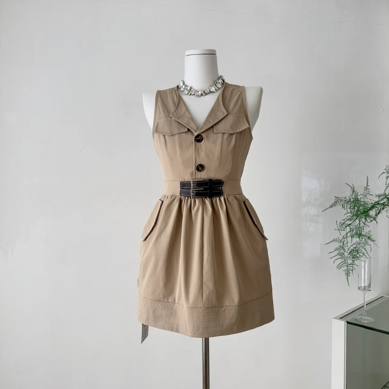 

Slim Fit Kaki Color Korean Design Workwear Waist Cinched Sleeveless Slimming Effect Polo Collar Dress for Women