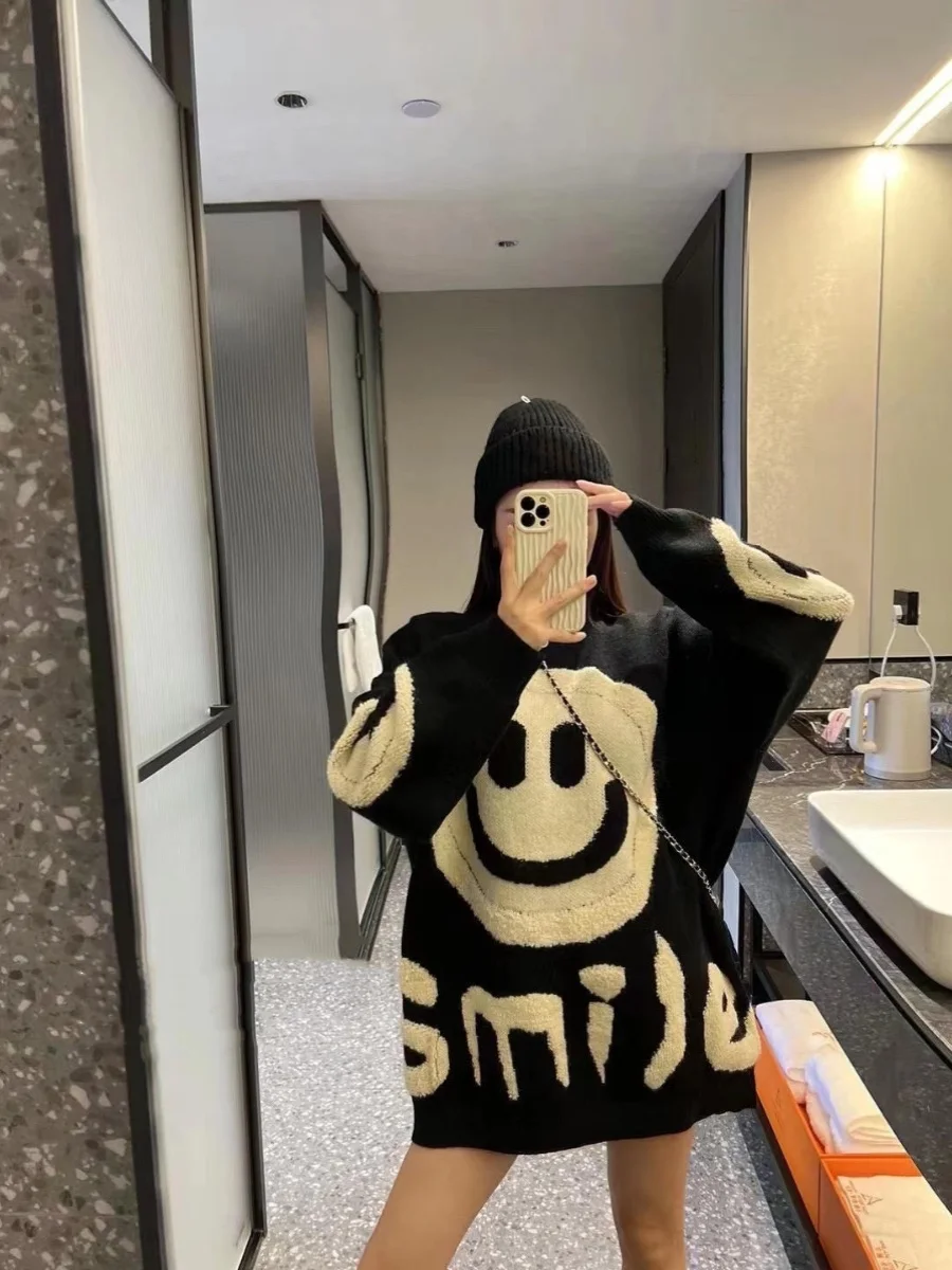 سترة نسائية متوسطة الطول مطرزة وسميكة للخريف والشتاء بتصميم مبتسم وحروف وألوان متباينة تغطي المؤخرة