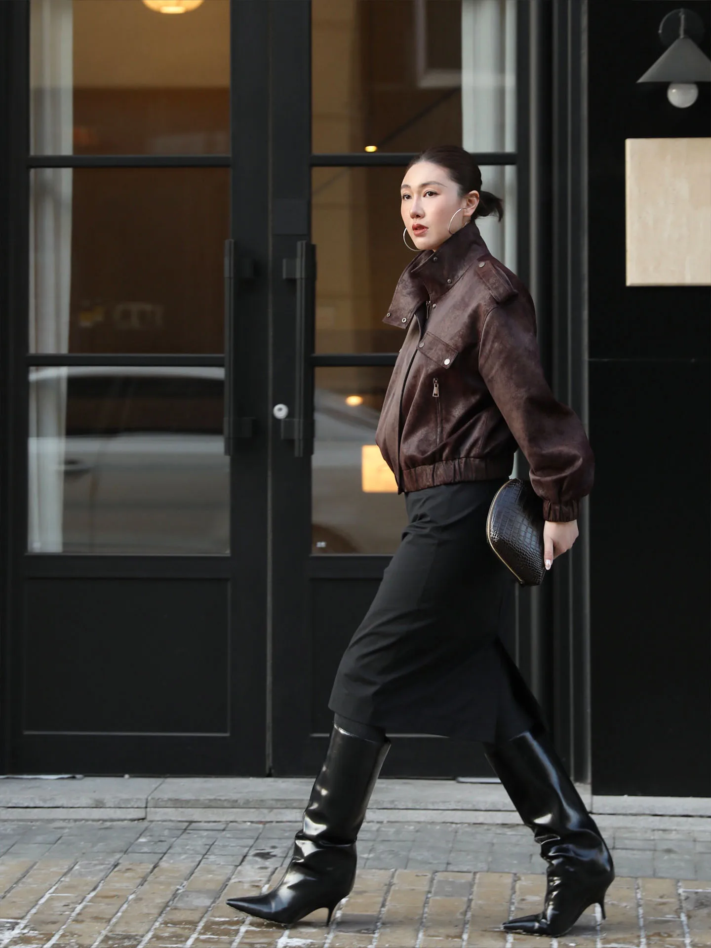 جاكيت نسائي بني بياقة عالية على طراز الدراجات النارية الكلاسيكية، موضة ربيع 2026 الجديدة، معطف أنيق وراقي