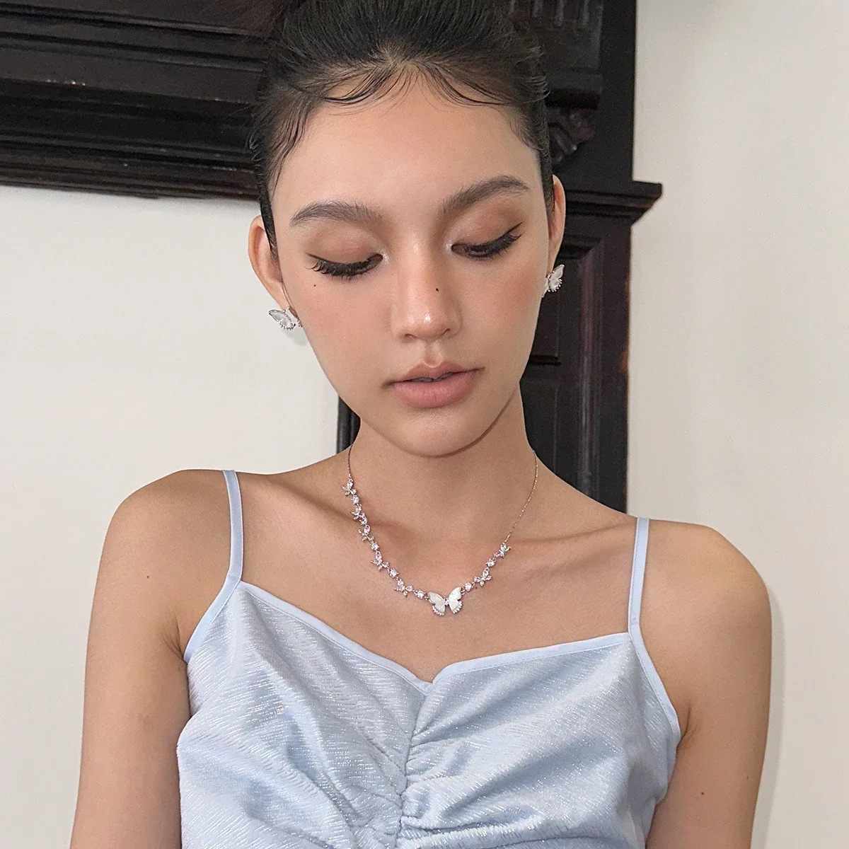 Boonee ali simple light luxury diamond-encrusted white shell butterfly necklace new popular high-end clavicle chain women