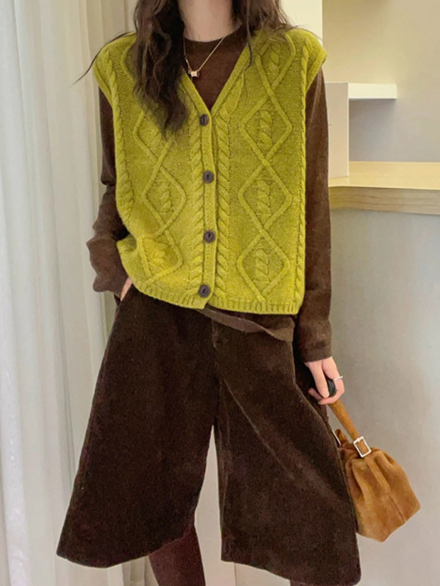 

Fall 2025 Women's Diamond Sweater Design Simple Layered Pure Color Knitwear Outerwear V-ne Button Regular Thin