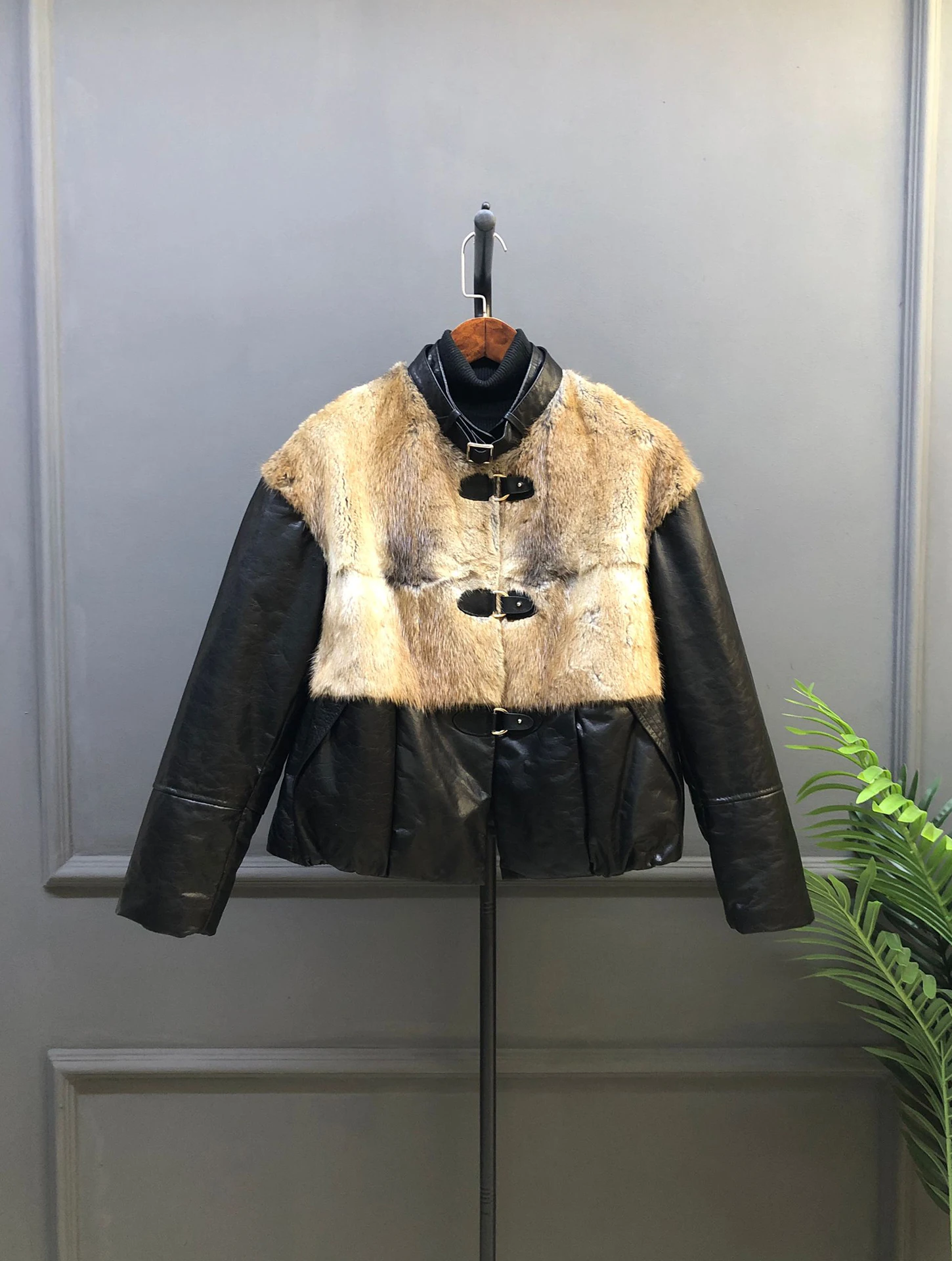 

Кожаный пуховик из натуральной кожи с мехом, воротник-стойка, расширенный крой, женский, из натуральной вощеной кожи с верхним слоем из воловьей кожи, на одной пуговице