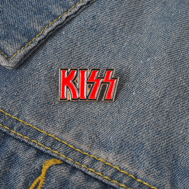 

Креативная эмалевая брошь с красными буквами KISS, в форме сердца, с надписью Love Miss Valentine, из сплава, значок, аксессуар для одежды, женские украшения, подарки