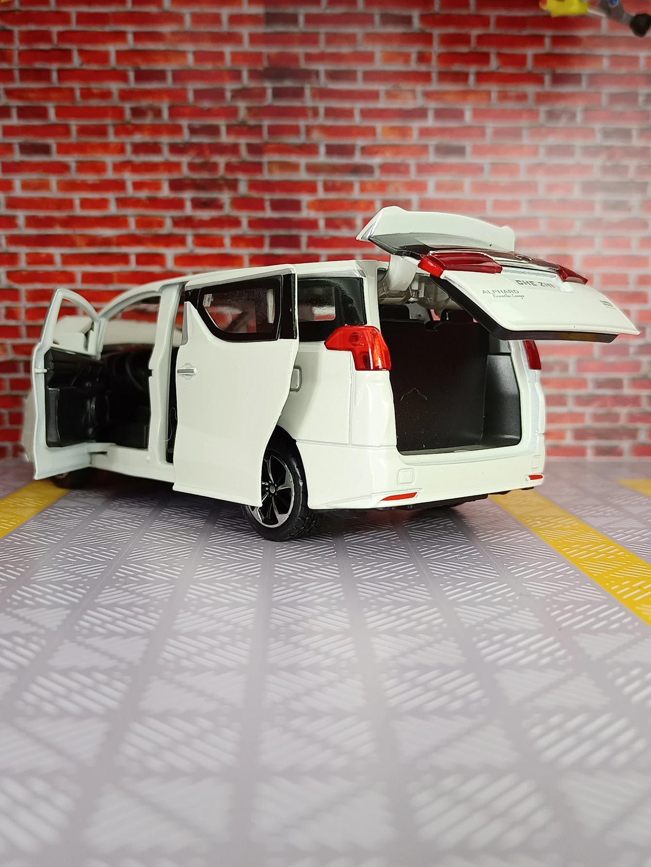 

Модель автомобиля Toyota Alphard из сплава металла в масштабе 1:32, двери и капот открываются, багажник можно открывать, детализированная отделка, высокое качество изготовления.