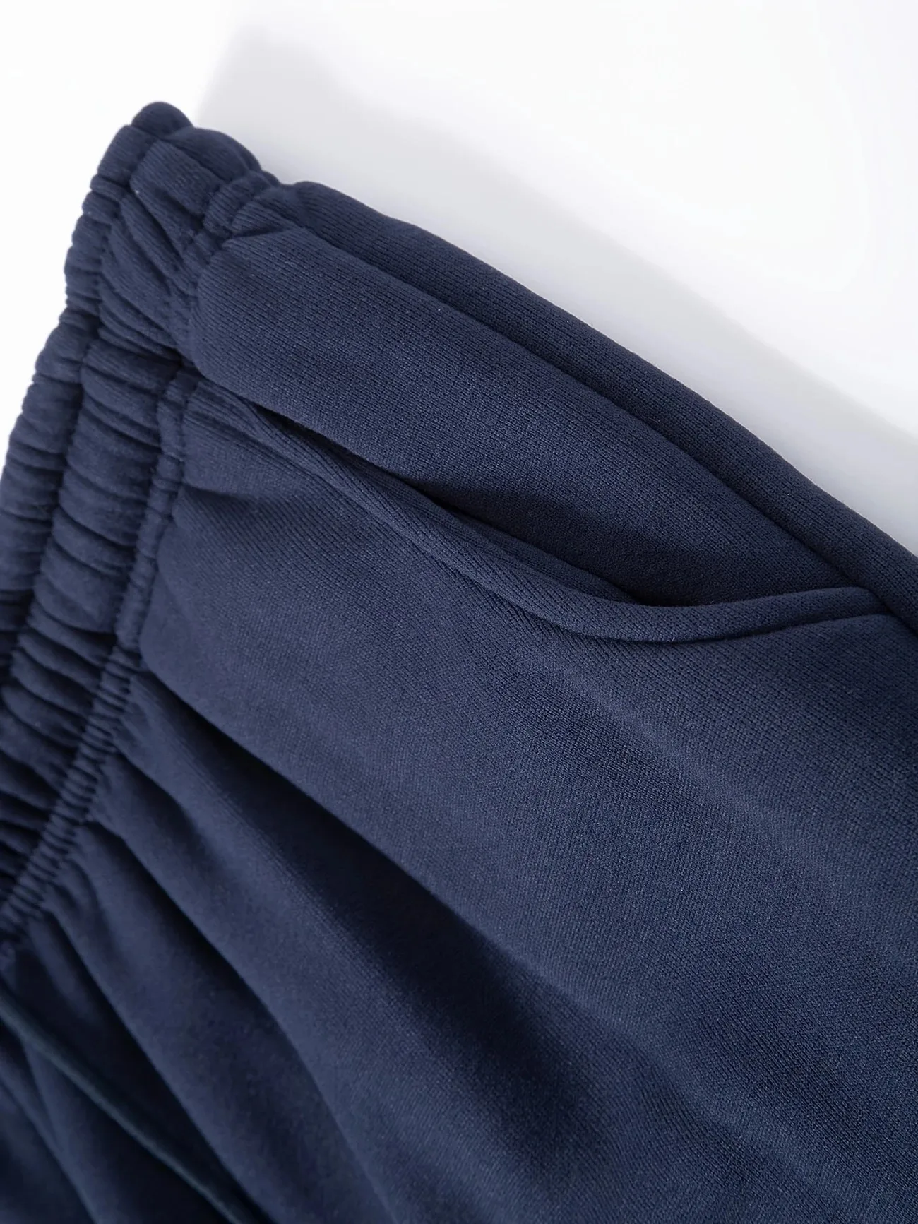 Męski komplet dwuczęściowy, casualowy zestaw z okrągłym dekoltem, bluzą z długim rękawem i kapturem oraz spodniami sportowymi, odpowiedni na zimę i jesień.