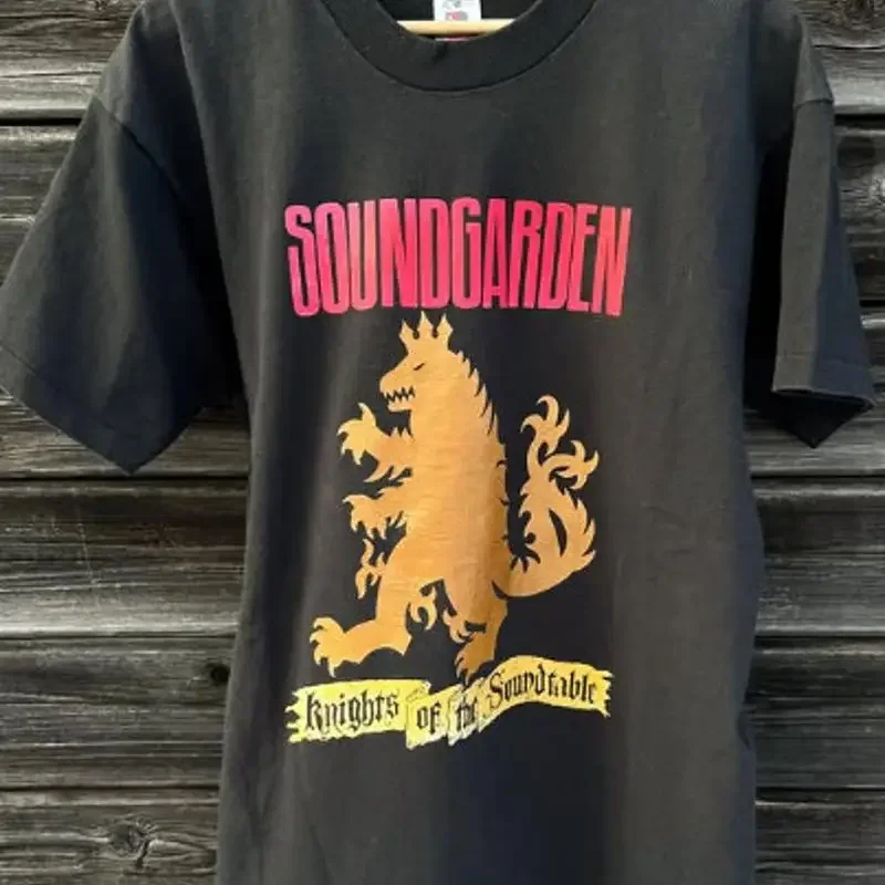 

Рубашка черного цвета с короткими рукавами Soundgarden Knights Of The Soundtable KV26746