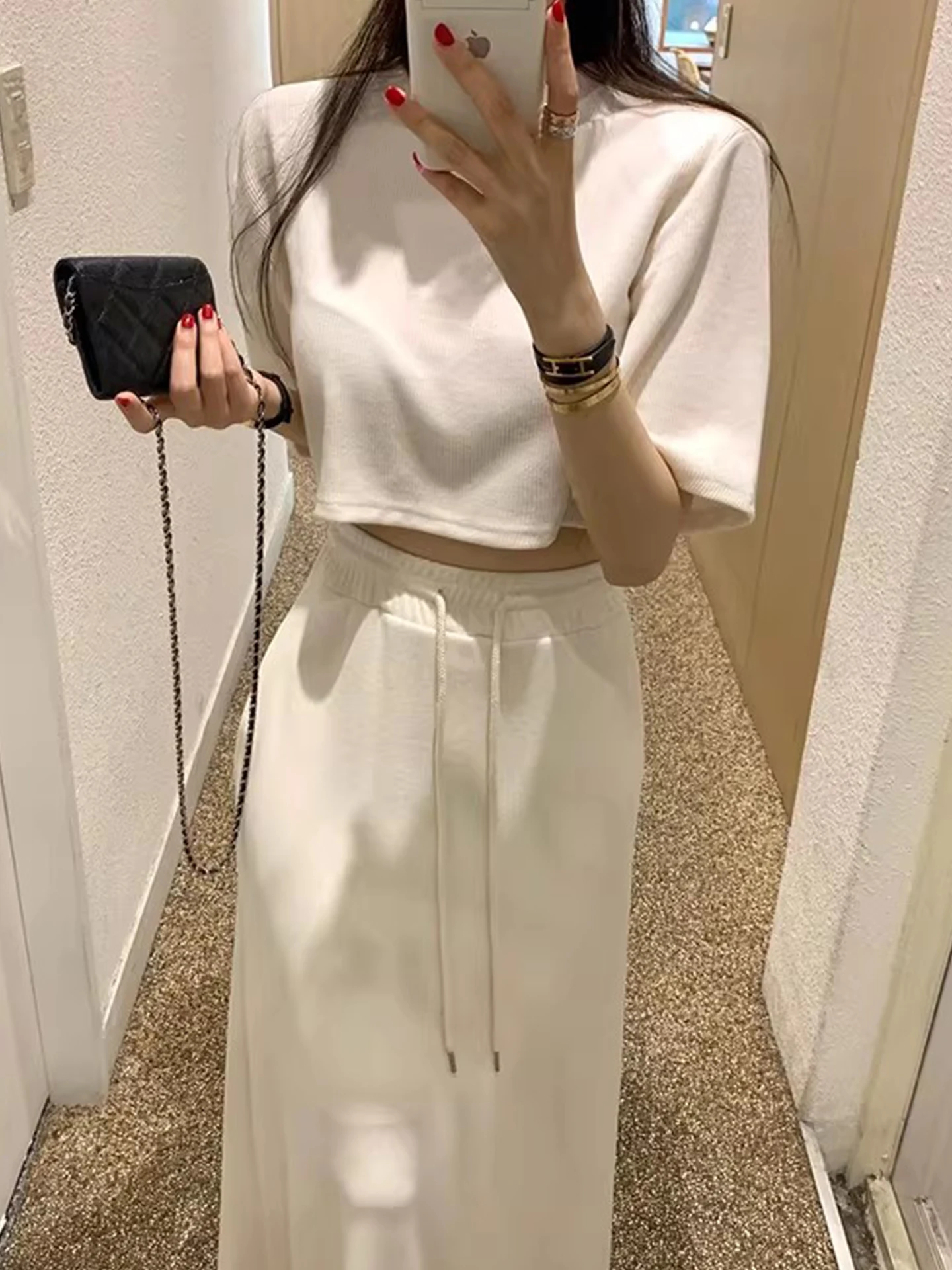 

Модный однотонный комплект из короткого топа и юбки средней длины, женский летний костюм из двух предметов с эластичной резинкой на талии и завязками