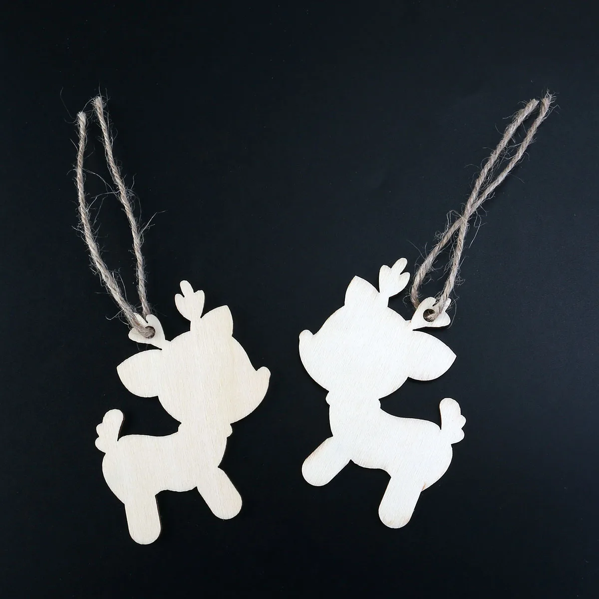 

10Pcs Christmas Wooden Reindeer Pattern Pendant Rustic Embellishments for Decor Hang Tags Cardmaking Scrapbooking Projects