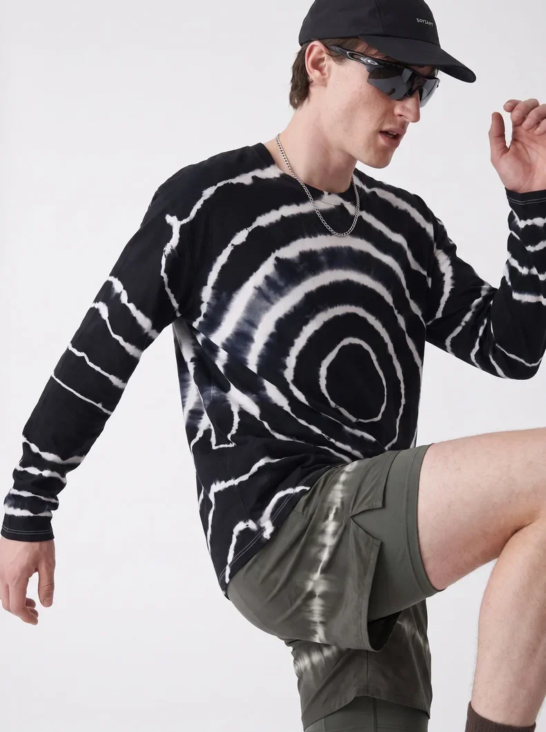 Herren Langarm-T-Shirt aus Merinowolle in Schwarz-Weiß mit Batikmuster – Weich & Dehnbar für Outdoor-Aktivitäten wie Wandern & Laufen – Detail 10