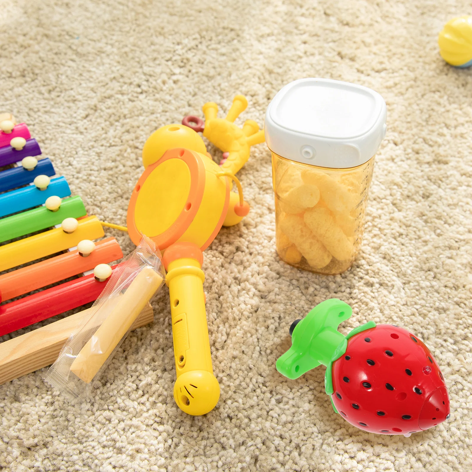 

2pcs Glowing Rotating Strawberry Toys Plastic Kids Gyro Fun Manual Pressure Luminous Plaything