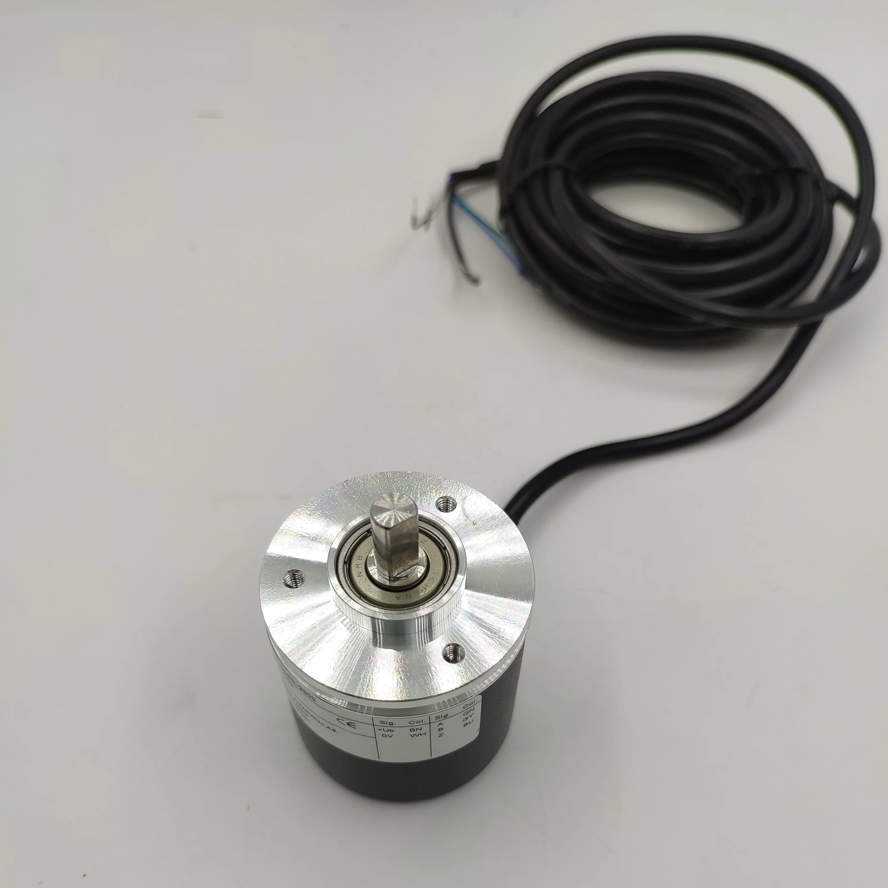 

Новый оригинальный инкрементальный поворотный энкодер ELCO EC100RP38-L5TR-4096 с полым валом, в наличии